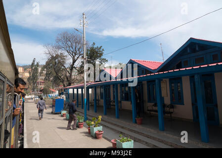 Plus célèbre petit train à partir de la Kalka Shimla au petit train en route avec la beauté des montagnes de l'Himachal Pradesh, Inde, Asie Banque D'Images