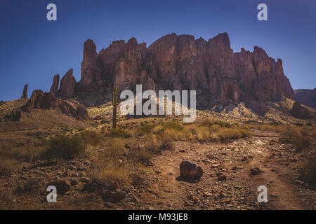 Vue emblématique de la Superstition Mountains et Saguaro cactus dans Lost Dutchman State Park, Arizona du sentier en boucle de trésor Banque D'Images