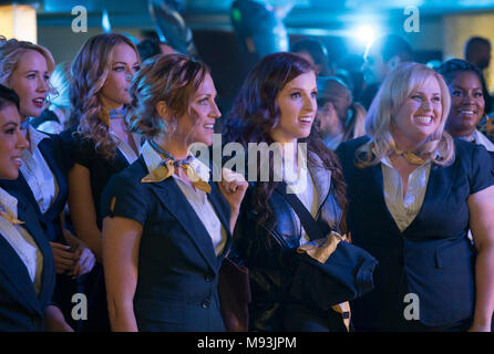 DATE DE SORTIE : Décembre 22, 2107 Title : Pitch Perfect 3 Studio : Universal Pictures Réalisateur : Trish Sie Résumé : Après leur victoire au championnat du monde, l'maintenant séparé Bellas réunir pour un dernier concours de chant à un usage d'outre-mer visite guidée, mais face à un groupe qui utilise à la fois des instruments et des voix. Avec : (de G à D) Flo (CHRISSIE FIT), Aubrey (ANNA CAMP), Stacie (ALEXIS KNAPP), Chloe (Brittany Snow), Beca (ANNA KENDRICK), Fat Amy (REBEL WILSON) et Cynthia Rose (ESTER DEAN). (Crédit Image : © Universal Pictures/photos) Banque D'Images