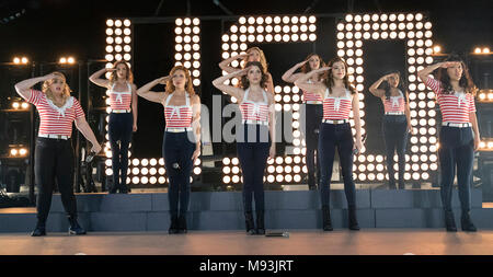 DATE DE SORTIE : Décembre 22, 2107 Title : Pitch Perfect 3 Studio : Universal Pictures Réalisateur : Trish Sie Résumé : Après leur victoire au championnat du monde, l'maintenant séparé Bellas réunir pour un dernier concours de chant à un usage d'outre-mer visite guidée, mais face à un groupe qui utilise à la fois des instruments et des voix. Avec : (de G à D) Matières grasses Amy (REBEL WILSON), Jessica (JAKLE KELLEY), Chloe (Brittany Snow), Beca (ANNA KENDRICK), Aubrey (ANNA CAMP), Ashley (SHELLEY REGNER), Emily (Hailee Steinfeld), Flo (CHRISSIE FIT) et Lilly (HANA MAE LEE). (Crédit Image : © Universal Pictures/photos) Banque D'Images