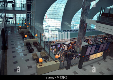 L'aéroport de DUBAÏ, ÉMIRATS ARABES UNIS - le 22 septembre 2017 : les zones d'attente de luxe dans unis First Class Lounge vu de Business Class Lounge Banque D'Images