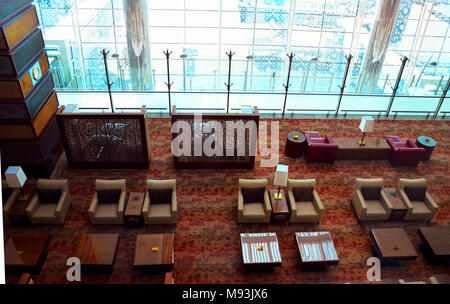 L'aéroport de DUBAÏ, ÉMIRATS ARABES UNIS - le 22 septembre 2017 : les zones d'attente de luxe dans unis First Class Lounge vu de Business Class Lounge Banque D'Images