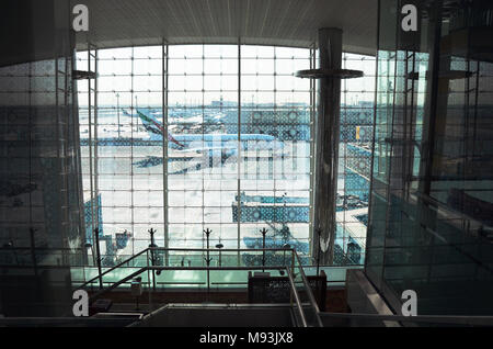 L'aéroport de DUBAÏ, ÉMIRATS ARABES UNIS - le 22 septembre 2017 : Emirates Airbus A380 arrivant dans Dubia Aéroport, vu du salon classe affaires Banque D'Images