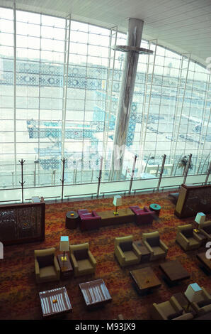 L'aéroport de DUBAÏ, ÉMIRATS ARABES UNIS - le 22 septembre 2017 : les zones d'attente de luxe dans unis First Class Lounge vu de Business Class Lounge Banque D'Images