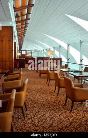 L'aéroport de DUBAÏ, ÉMIRATS ARABES UNIS - le 22 septembre 2017 : dans les zones d'attente de Luxe Bistro salon classe affaires d'Emirates Banque D'Images