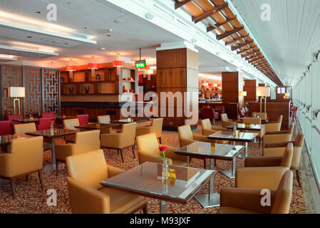 L'aéroport de DUBAÏ, ÉMIRATS ARABES UNIS - le 22 septembre 2017 : dans les zones d'attente de Luxe Bistro salon classe affaires d'Emirates Banque D'Images