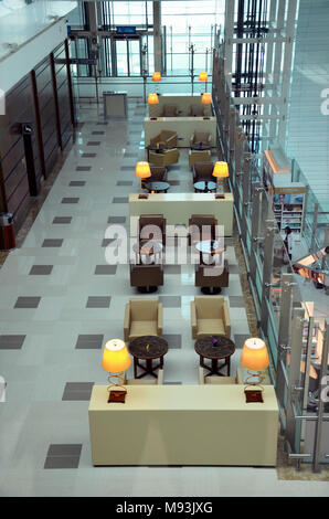 L'aéroport de DUBAÏ, ÉMIRATS ARABES UNIS - le 22 septembre 2017 : d'un coin salon de luxe dans unis First Class Lounge Banque D'Images