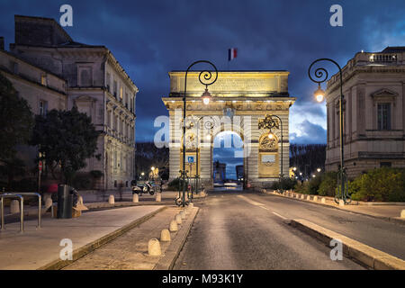 La Porte du Peyrou - un arc de triomphe à Montpellier, au crépuscule, en Occitanie, France Banque D'Images