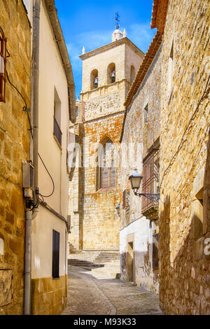 La pierre et les maisons blanchies à la chaux de Trujillo street, Estrémadure, Espagne. Banque D'Images