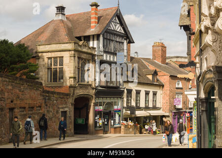 Portes du château dans la ville de Shrewsbury avec ses beaux bâtiments d'époque, y compris l'alerte Repository Banque D'Images