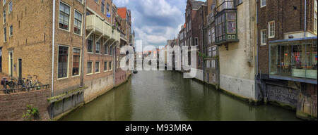 Canal et ses maisons historiques à Dordrecht, Pays-Bas. Dordrecht est ville aîné en Hollande Banque D'Images