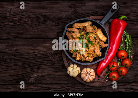 Porc frit dans la poêle et légumes Banque D'Images