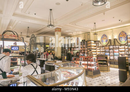 Compteurs de chocolat à Harrods Food Hall à Londres, Royaume-Uni Banque D'Images