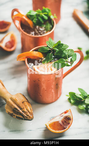 Moscou orange sanguine alcool cocktails dans des tasses mule Banque D'Images