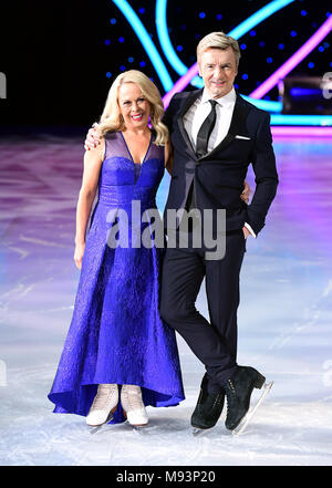 Jayne Torvill (à gauche) et Christopher Dean au cours de la danse sur glace Vivre UK Tour Lancer Photocall à SSE Arena, London. Banque D'Images