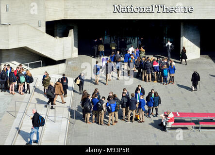 Londres, Angleterre, Royaume-Uni. Théâtre National, (Royal National Theatre / Théâtre National de Grande-Bretagne) sur la rive sud (Denys Lasdun : 1976/7) des groupes de Banque D'Images