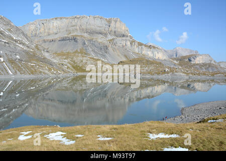 Deux randonneurs à un lac alpin dans le Bernese-Oberland et Gemmi salon des Alpes Bernoises, près de la station suisse ville de Leukerbad, Suisse. Banque D'Images