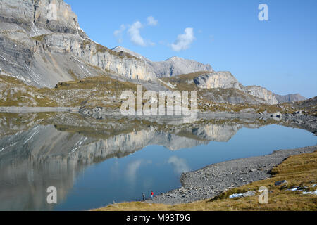 Deux randonneurs à un lac alpin dans le Bernese-Oberland et Gemmi salon des Alpes Bernoises, près de la station suisse ville de Leukerbad, Suisse. Banque D'Images