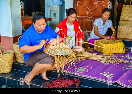 Phayao, en Thaïlande - 15 Février, 2014 Les femmes : sac à main en osier de tissage en fait de tiges de papyrus, Thaïlande Phayao Banque D'Images