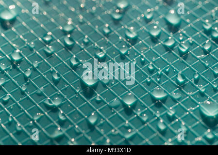 Goutte d'eau sur une texture de fond en plastique de couleur bleu Banque D'Images