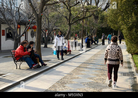 Les visiteurs marchent dans le parc Liangmaqiao Road 40, Beijing, Chine Banque D'Images