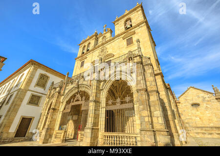 Braga, Portugal. Façade de la cathédrale de Braga avec son clocher gothique. Se de Braga est la plus vieille cathédrale de Portugal, Europe. Paysage urbain urbain Braga. Banque D'Images