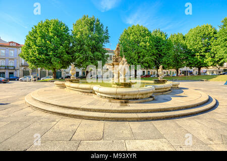 Fontaine à Praca Do Municipio ou Place de l'hôtel de ville dans le centre-ville de Braga, au nord du Portugal. Paysage urbain urbaine de Braga, l'une des plus anciennes villes du Portugal. Journée ensoleillée avec ciel bleu. Banque D'Images