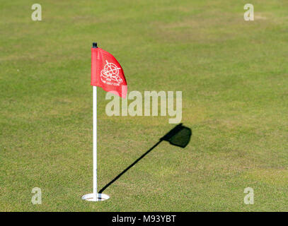 Détail d'un drapeau dans le trou d'un green de golf à Bouaye dans la région de East Lothian, Ecosse, Royaume-Uni Banque D'Images