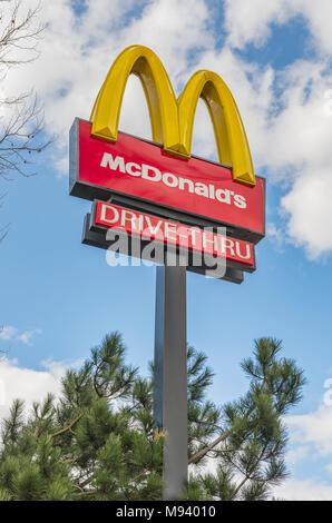McDonald's restaurant fast food golden arches drive-thru sign in Southampton, Hampshire, England, UK. Banque D'Images