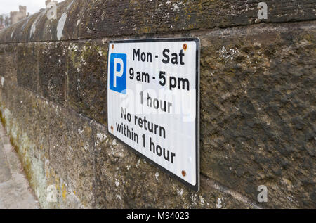 Parking sign montrant des interdictions de stationnement dans une ville au Royaume-Uni. Banque D'Images