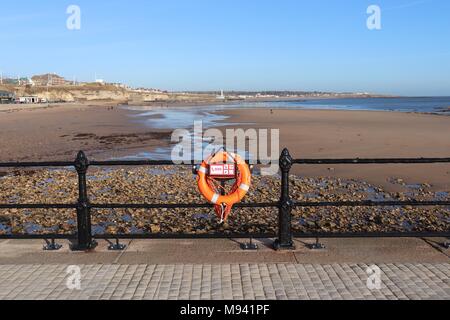 La plage de Roker Vue à travers les grilles de Roker Pier avec un anneau de sauvetage Banque D'Images