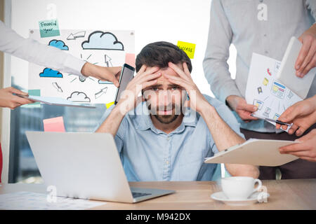 Composite image of businessman frustré avec des collègues de bureau Banque D'Images