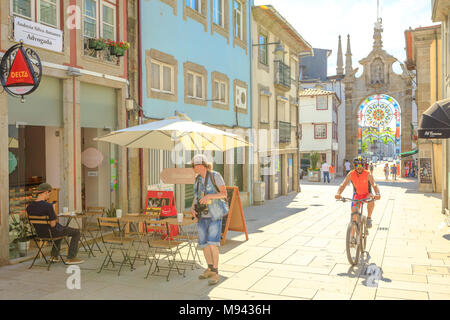 Braga, Portugal - 12 août 2017 : l'image Notre Dame de Nazaré sur l'Arco da Porta Nova. Balades touristiques sur la Rua Dom Diogo de Sousa. L'arc de la porte neuve de style baroque fait partie des murs de la ville de Braga. Banque D'Images