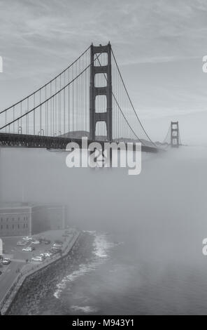 Vue sur le Golden Gate Bridge et Fort Point faible, brouillard épais avec San Francisco, California, United States. Banque D'Images