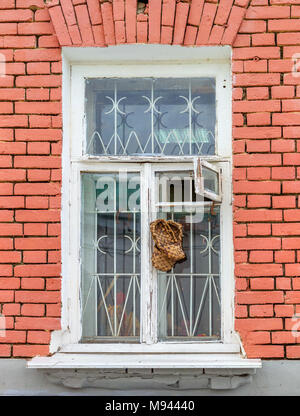 Les bast chaussures accrocher sur la fenêtre. Vladimir. La Russie Banque D'Images