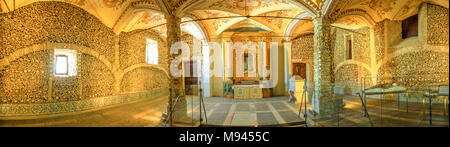 Evora, Portugal - 18 août 2017 : Panorama de la Chapelle des Os ou Chapelle des Os, l'un des monuments les plus visités d'Evora, Portugal. C'est une chapelle interne à côté de l'église de San Francesco. Banque D'Images