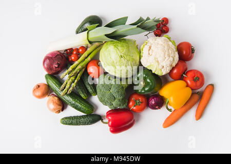 Divers légumes portant sur fond blanc Banque D'Images