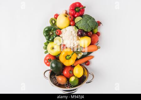 Concept d'une alimentation saine avec des légumes et des fruits dans une passoire isolé sur fond blanc Banque D'Images