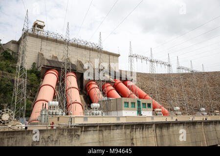 Le barrage d'Akosombo, également connu sous le nom de barrage de Volta, est un barrage hydroélectrique sur le Fleuve Volta dans le sud-est du Ghana. La construction du barrage a inondé une partie du bassin de la Volta, et a abouti à la création du lac Volta, le plus grand lac artificiel au monde par la superficie. Banque D'Images