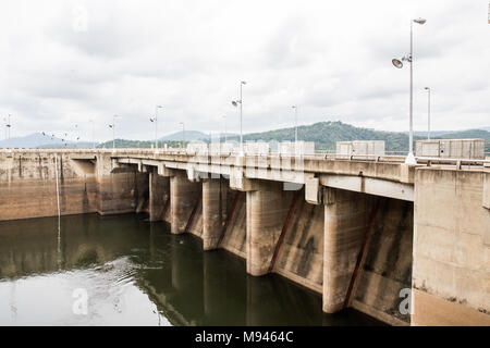 Le barrage d'Akosombo, également connu sous le nom de barrage de Volta, est un barrage hydroélectrique sur le Fleuve Volta dans le sud-est du Ghana. La construction du barrage a inondé une partie du bassin de la Volta, et a abouti à la création du lac Volta, le plus grand lac artificiel au monde par la superficie. Banque D'Images