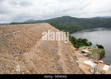 Le barrage d'Akosombo, également connu sous le nom de barrage de Volta, est un barrage hydroélectrique sur le Fleuve Volta dans le sud-est du Ghana. La construction du barrage a inondé une partie du bassin de la Volta, et a abouti à la création du lac Volta, le plus grand lac artificiel au monde par la superficie. Banque D'Images