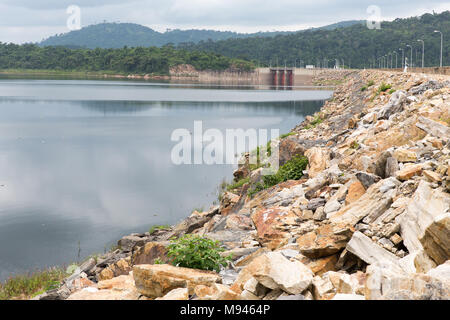 Le barrage d'Akosombo, également connu sous le nom de barrage de Volta, est un barrage hydroélectrique sur le Fleuve Volta dans le sud-est du Ghana. La construction du barrage a inondé une partie du bassin de la Volta, et a abouti à la création du lac Volta, le plus grand lac artificiel au monde par la superficie. Banque D'Images