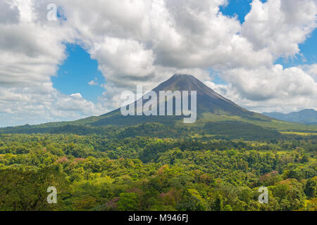 Paysage de la forêt tropicale et sa verrière de l'Arenal Volcano active un jour d'été près de La Fortuna, Costa Rica, Amérique centrale. Banque D'Images