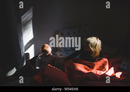 Bébé fille et se tenant dans des lits séparés Banque D'Images