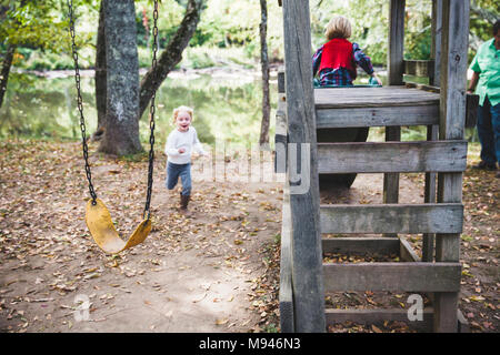 Les enfants dans une aire de forêt Banque D'Images