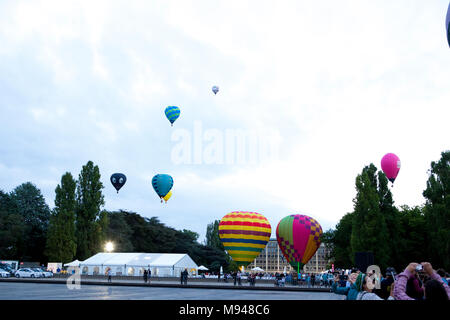 Colorful ballons à air chaud d'un levé en nuages sur un chapiteau blanc, en prenant part à la montgolfière Festival à Canberra Banque D'Images