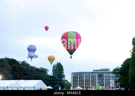 Colibris colorés ballons à air chaud soulevant des nuages au cours de Canberra dans le Festival de montgolfières Banque D'Images