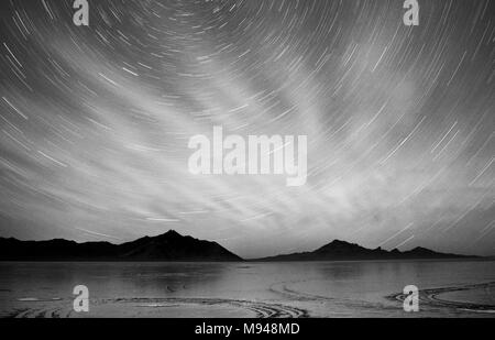 Une longue exposition ciel nocturne sur les salines près de West Wendover Nevada à la frontière avec l'Utah Banque D'Images