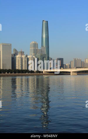 Photographie de la Guangzhou International Finance Center sur la rivière des Perles de Guangzhou Chine Banque D'Images