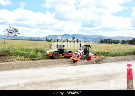 Travaux routiers, QUEENSLAND ROULEAU TAMBOUR LISSE ET UN ROULEAU À PATINS Banque D'Images